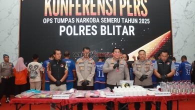 Polres Blitar menampilkan barang bukti narkoba dan 13 tersangka hasil Operasi Tumpas Narkoba 2025