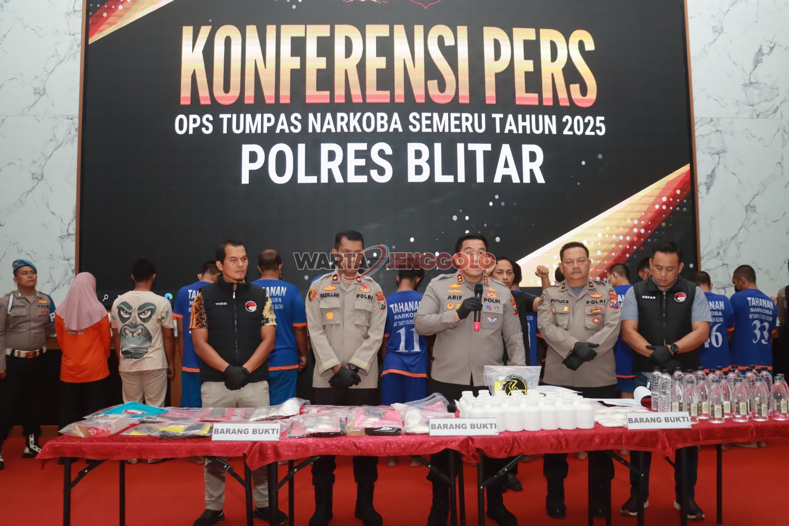 Polres Blitar menampilkan barang bukti narkoba dan 13 tersangka hasil Operasi Tumpas Narkoba 2025