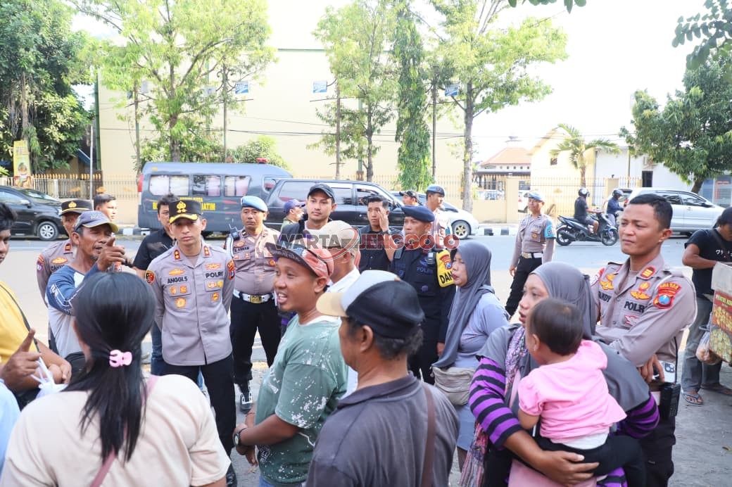 Polres Kediri Kota melakukan pengamanan ketat di stadion saat laga Persik Kediri melawan Malut United FC