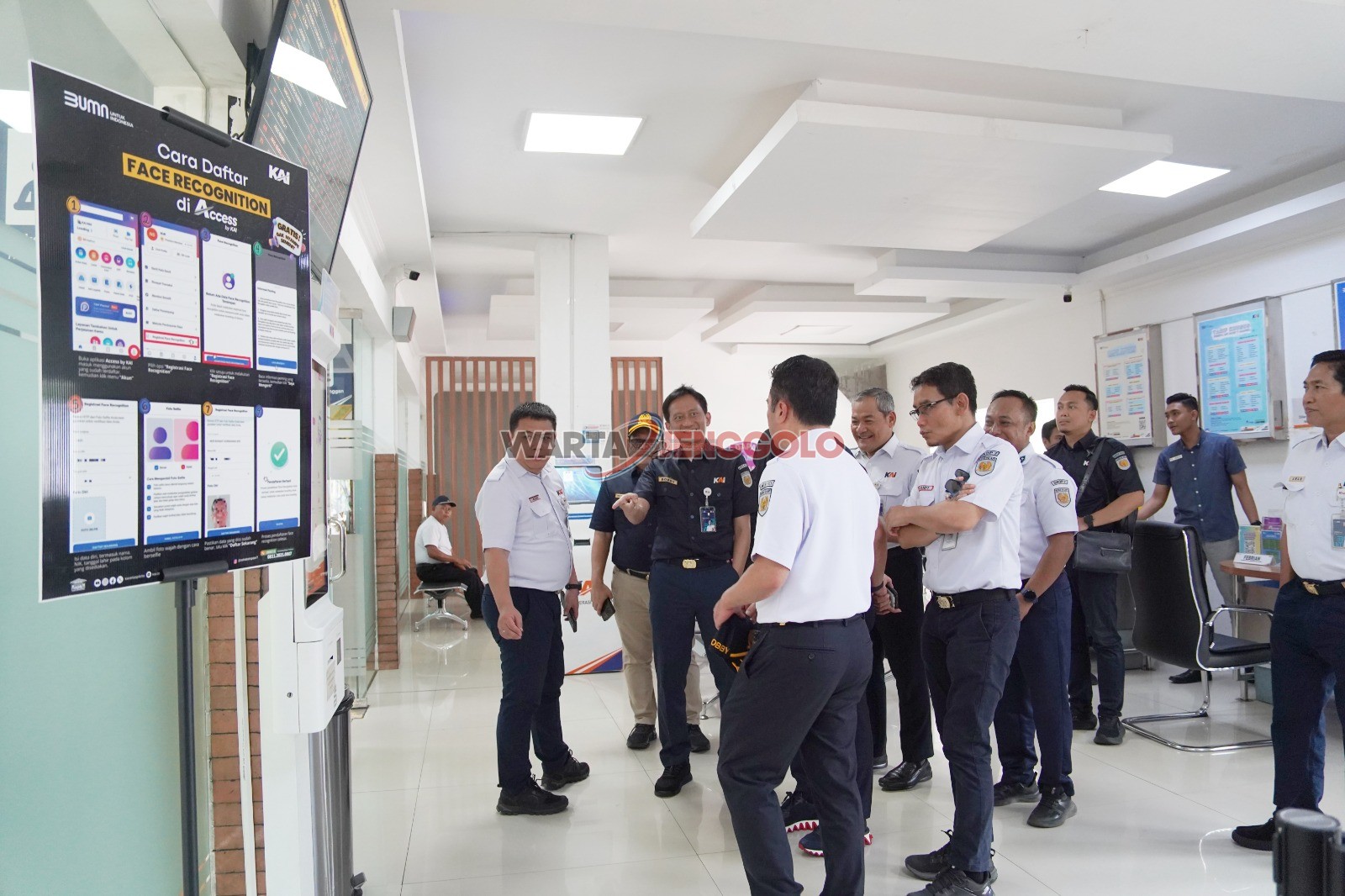 Direktur Utama KAI meninjau fasilitas Daop 7 Madiun sambil menekankan penerapan nilai CITAR untuk kemajuan perusahaan