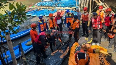 Tim SAR Ditpolairud Polda Bali mengevakuasi korban banjir di Denpasar Selatan