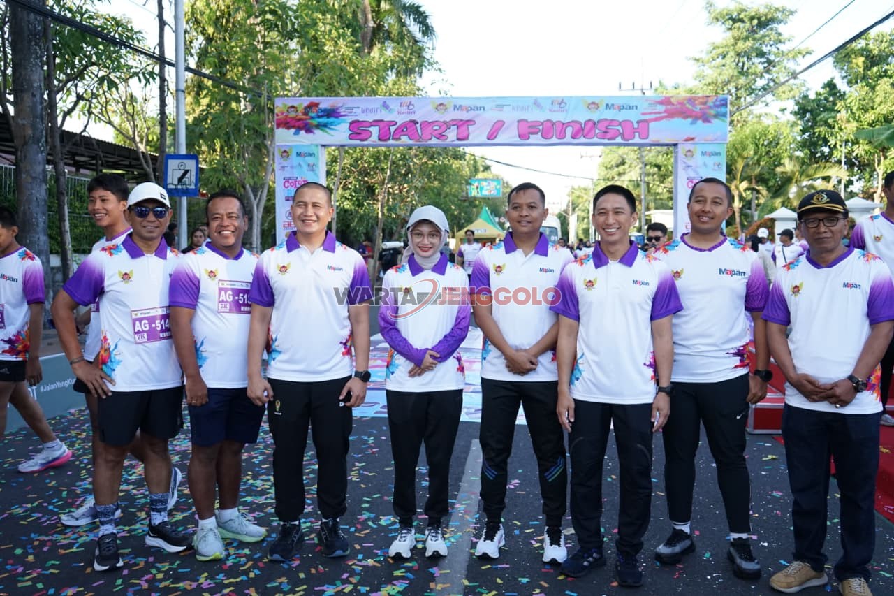 Kapolres Kediri Kota memimpin pengamanan Color Run 7K dengan ribuan peserta di tengah suasana meriah
