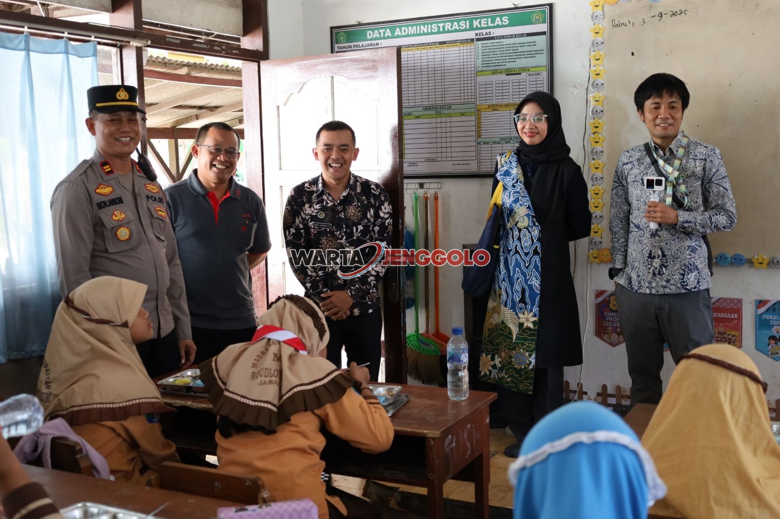 Ahli gizi JICA bersama Polres Tulungagung meninjau program makan bergizi SPPG untuk anak-anak