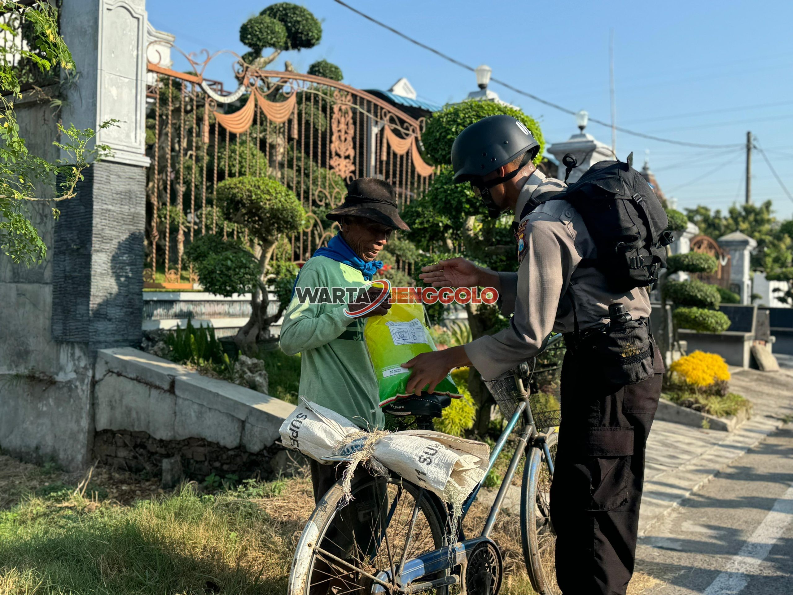 Siswa Diktuba SPN Polda Jatim melakukan aksi sosial dalam kegitan ekspedisi darat