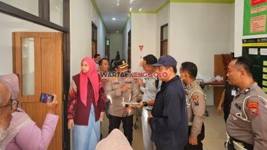 Kapolres Probolinggo menjenguk korban kecelakaan bus