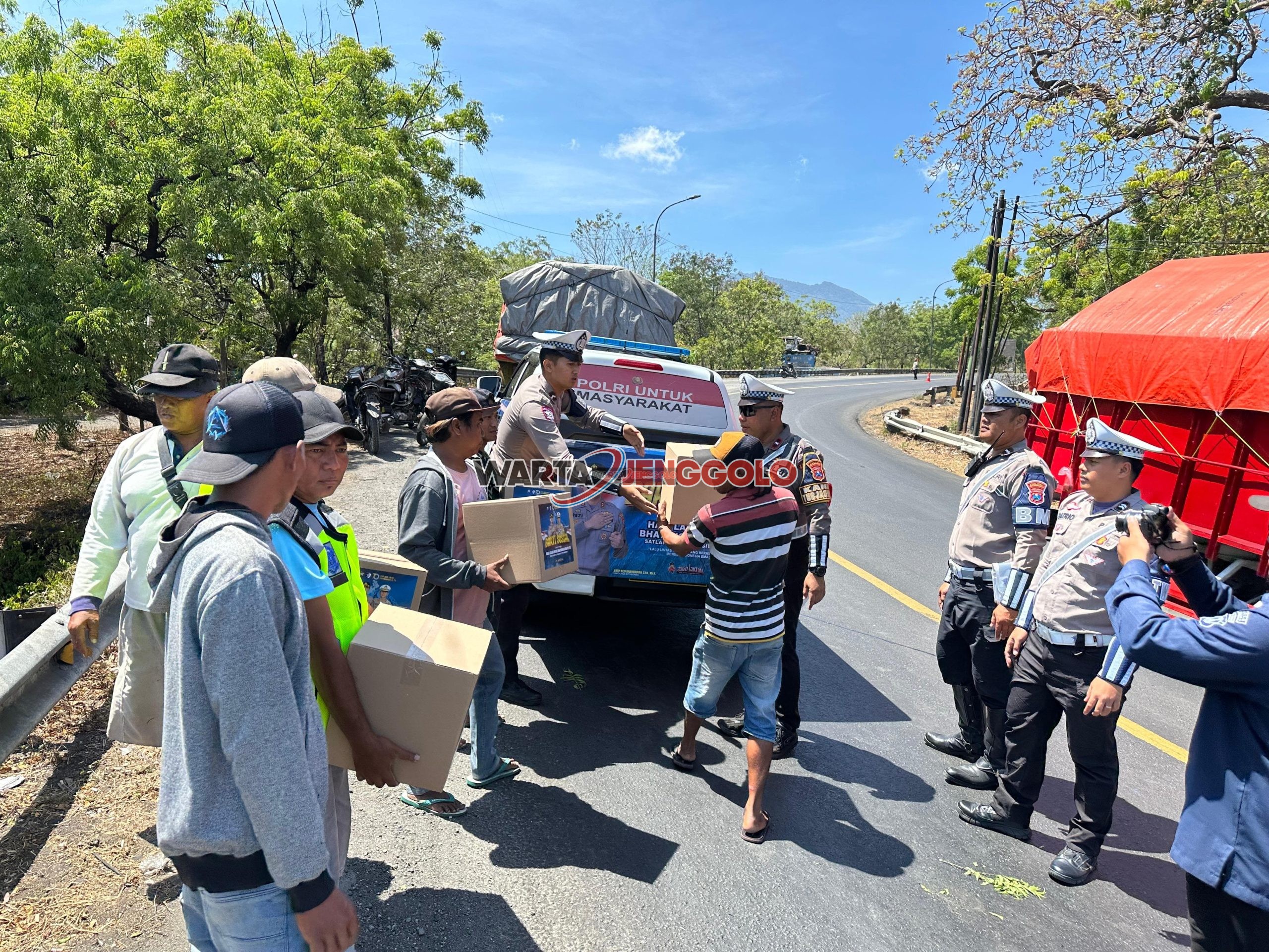 Polres Situbondo memberikan sembako dan rompi kepada Supeltas Sahabat Baluran