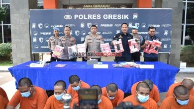 Barang bukti dan 20 tersangka hasil Operasi Tumpas Narkoba Semeru 2025