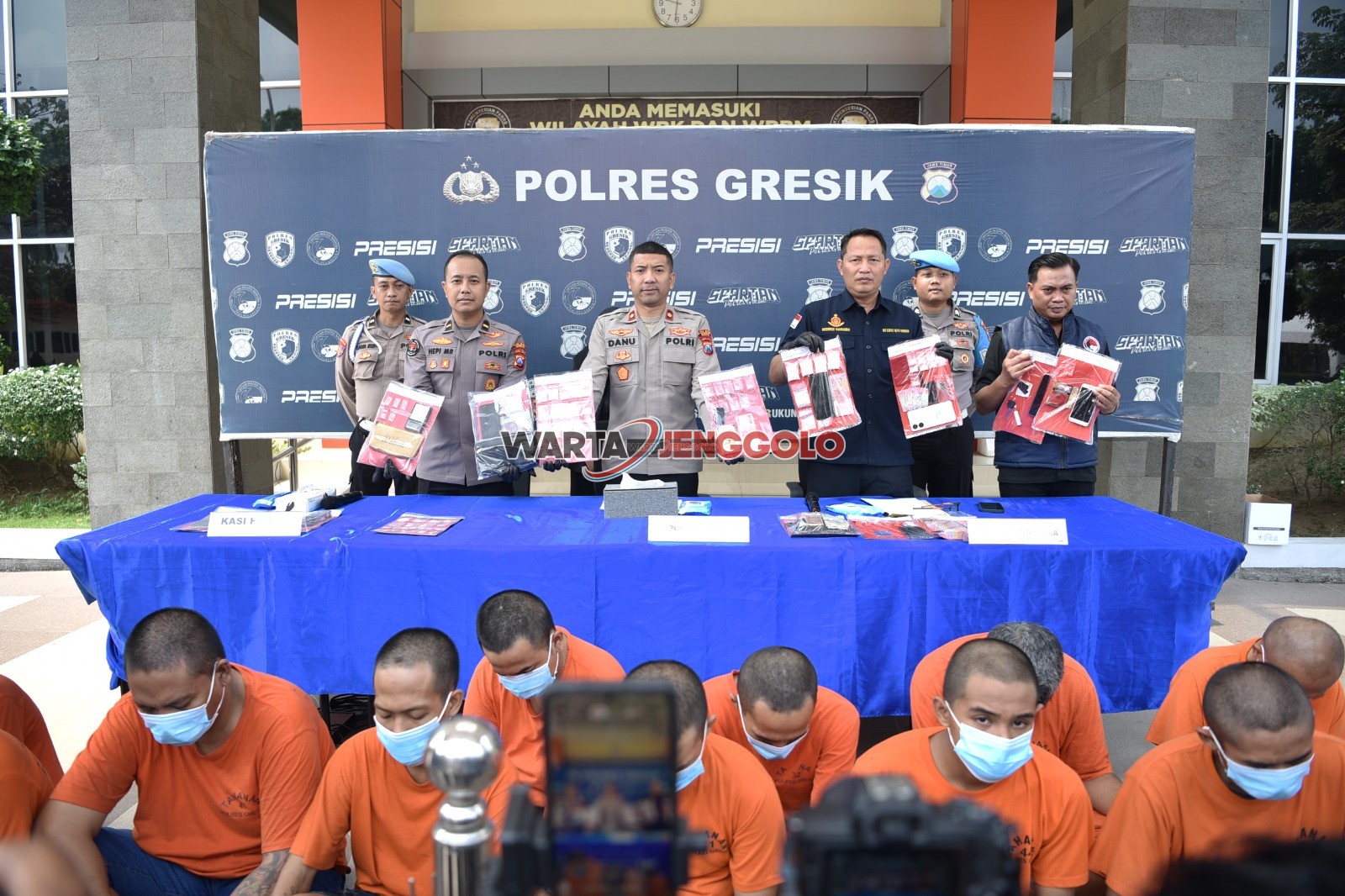 Barang bukti dan 20 tersangka hasil Operasi Tumpas Narkoba Semeru 2025