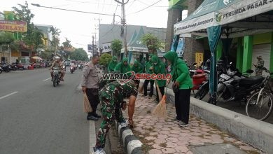 Anggota Koramil Pesantren bersama masyarakat dan lintas sektor bergotong royong membersihkan area Pasar Pahing