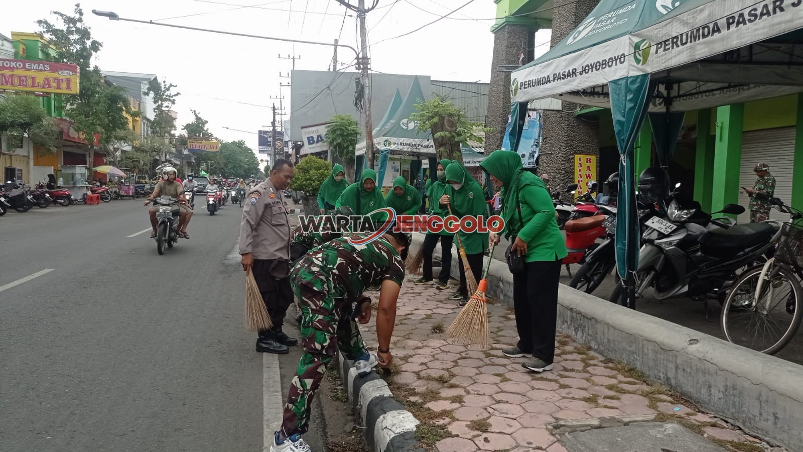 Anggota Koramil Pesantren bersama masyarakat dan lintas sektor bergotong royong membersihkan area Pasar Pahing