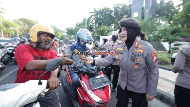Polwan Polda Jatim bagikan helm dan cokelat kepada pengguna jalan dalam rangka HUT ke-77
