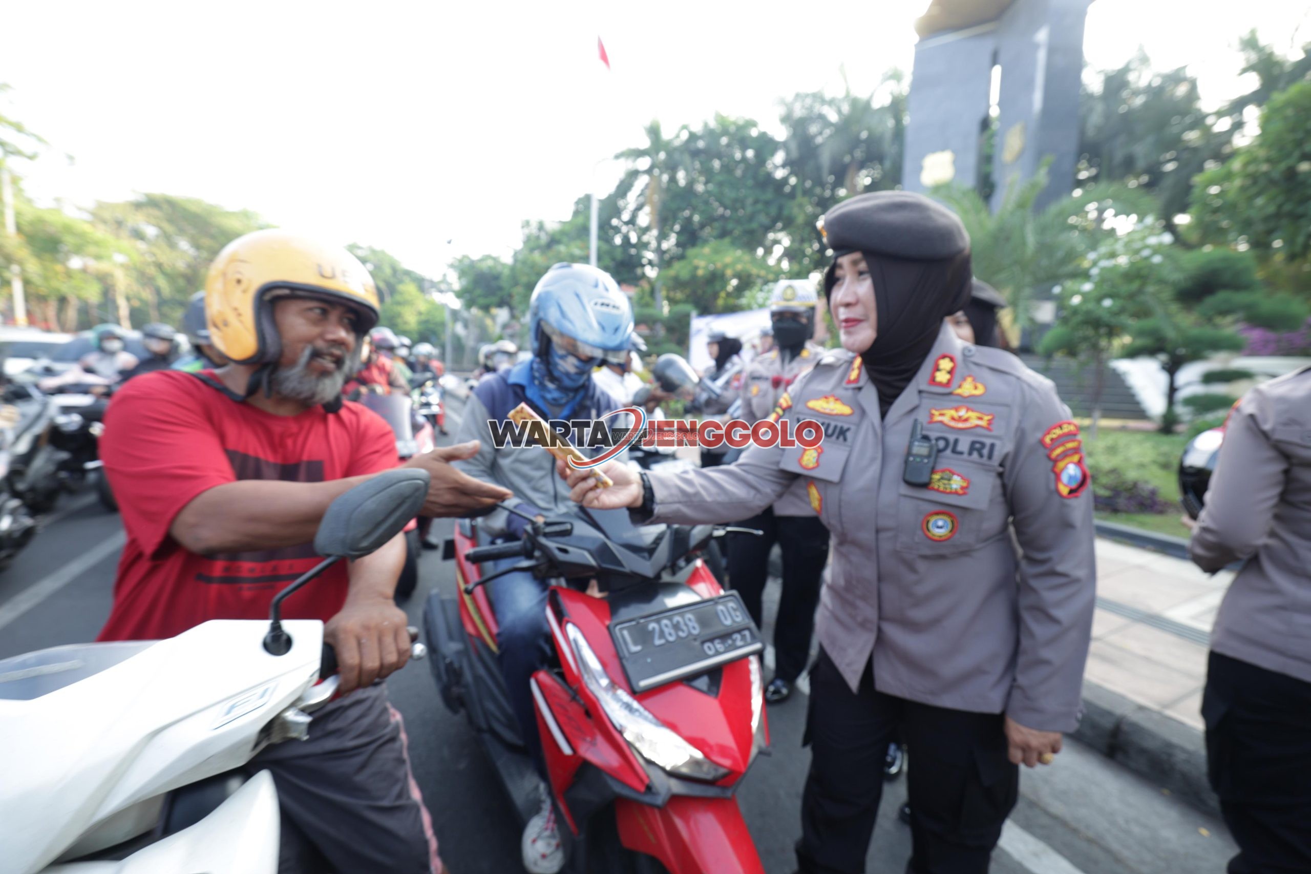 Polwan Polda Jatim bagikan helm dan cokelat kepada pengguna jalan dalam rangka HUT ke-77