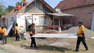 Polsek Ngronggot dan warga Banjarsari gotong royong bedah rumah
