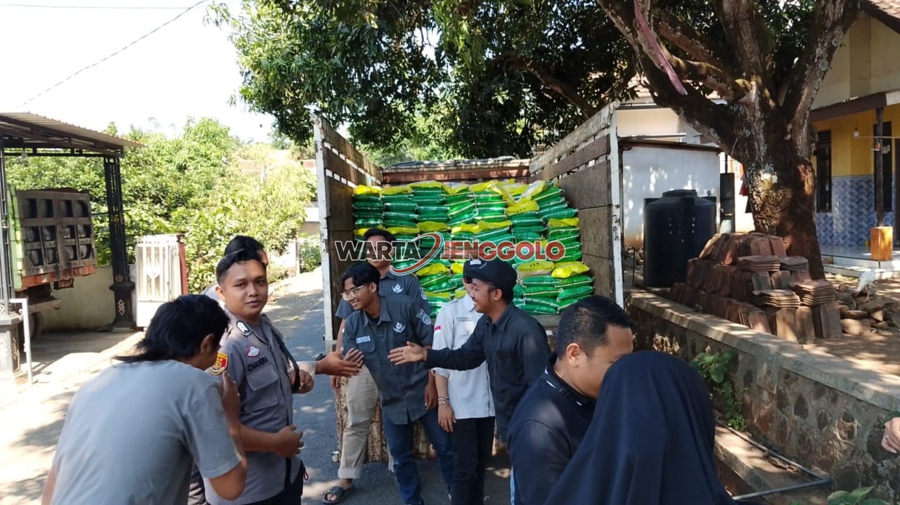 Petugas menyalurkan beras dalam Gerakan Pangan Murah Polres Pasuruan