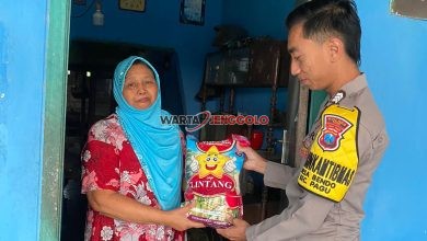 Polsek Pagu membagikan bantuan sembako dalam kegiatan Jumat Berkah di Desa Bendo