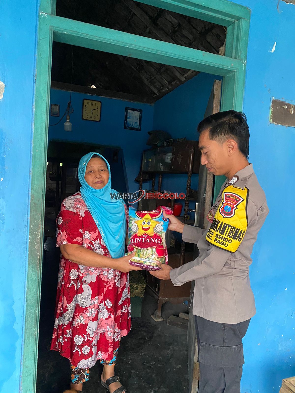 Polsek Pagu membagikan bantuan sembako dalam kegiatan Jumat Berkah di Desa Bendo