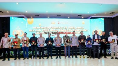 Kapolri dan Koalisi Masyarakat Sipil berpose usai dialog publik