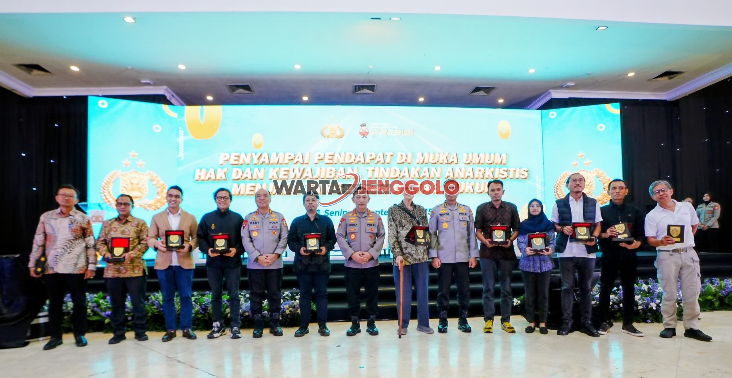 Kapolri dan Koalisi Masyarakat Sipil berpose usai dialog publik