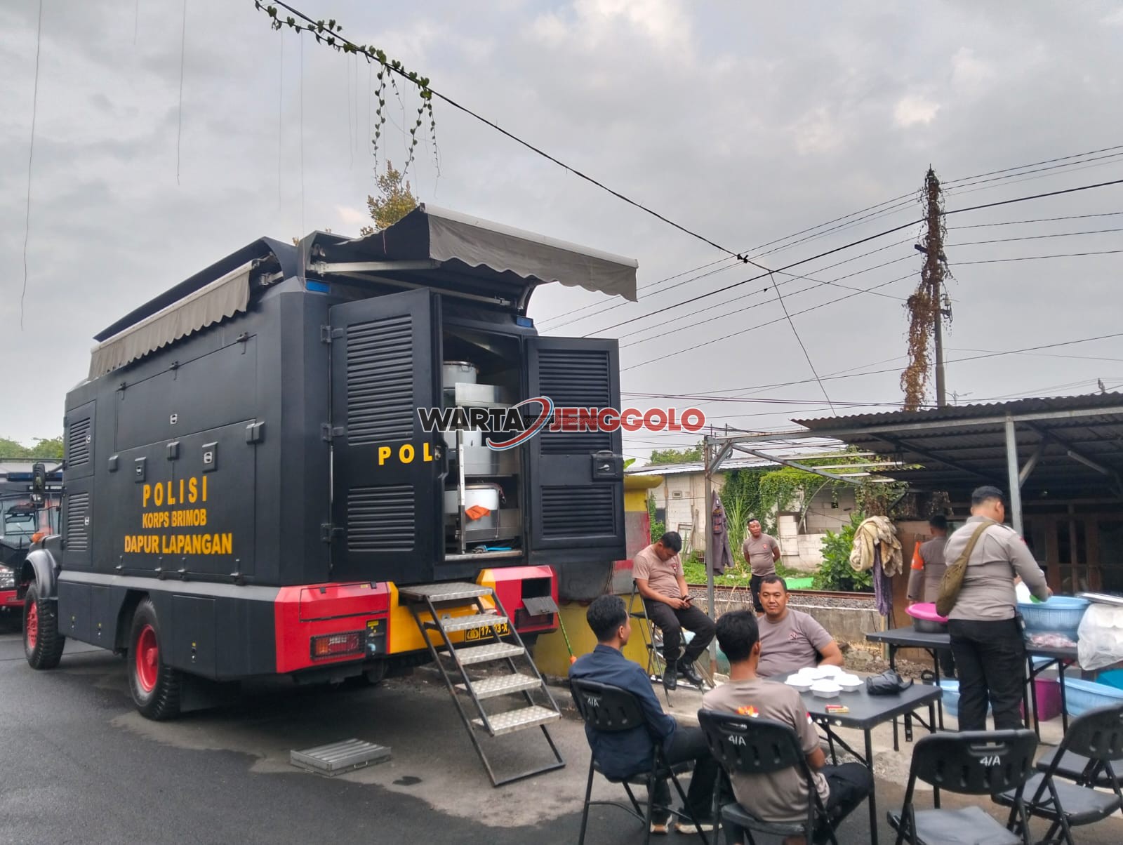 Dapur lapangan Polda Jatim beroperasi di Ponpes Al Khoziny Sidoarjo