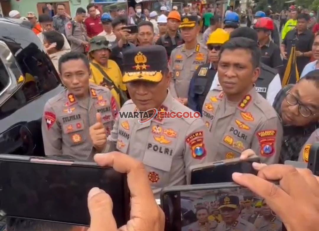 Polda Jatim dalam evakuasi korban ponpes runtuh di Sidoarjo