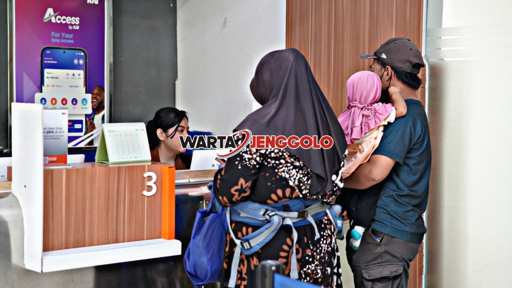 Penumpang membeli tiket kereta dengan promo diskon