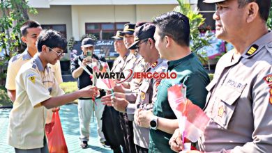 Kapolres Batu menerima simbol bunga dan jeruk dari masyarakat