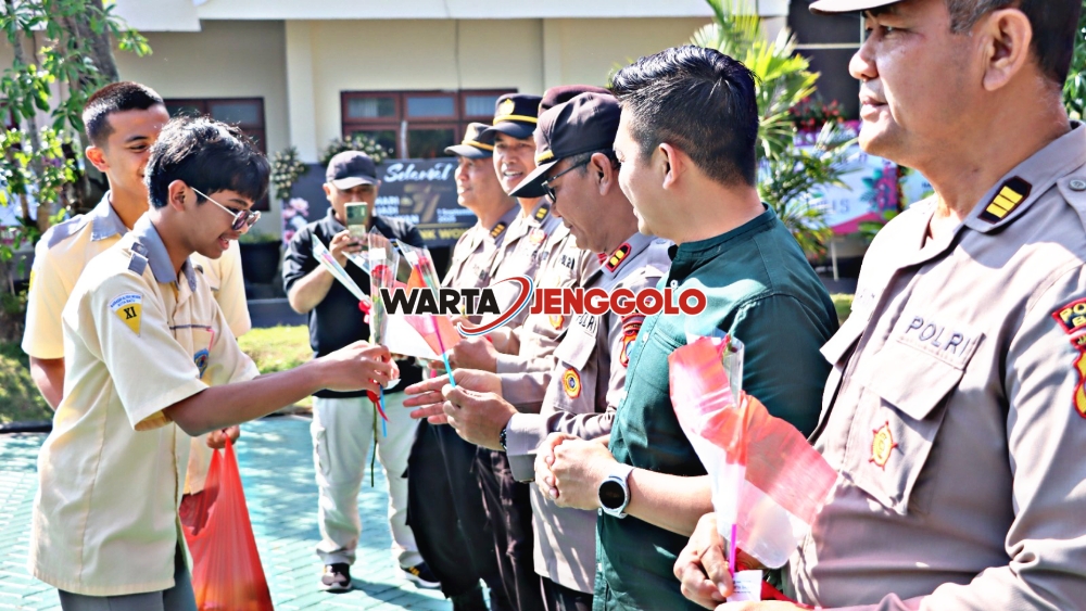 Kapolres Batu menerima simbol bunga dan jeruk dari masyarakat