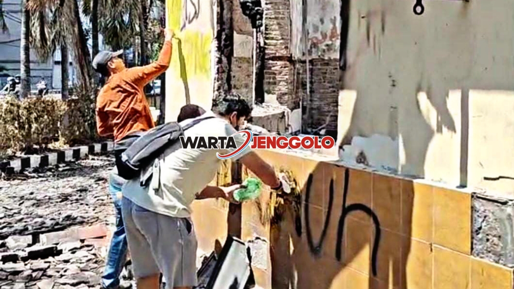 Warga membersihkan Masjid Al Jabar Surabaya pascakerusuhan