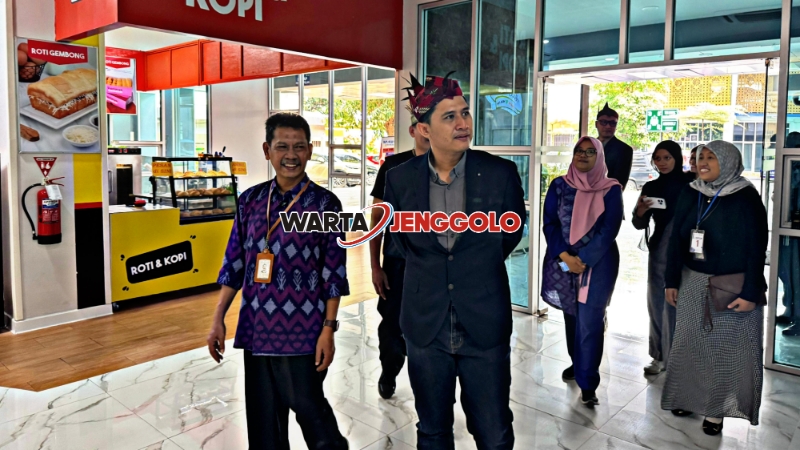 Petugas PLN UP3 Kediri menyambangi rumah sakit dan hotel dalam program PLN Goes to You pada Hari Pelanggan Nasional 202