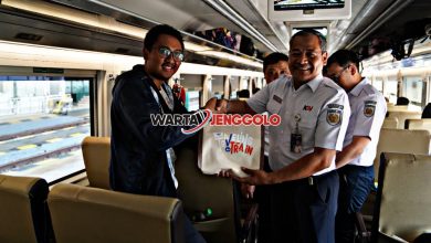 Petugas KAI Daop 7 Madiun membagikan souvenir kepada penumpang pada Hari Pelanggan Nasional