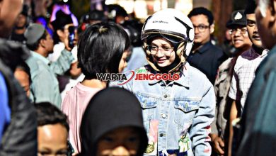 Mbak Wali berkomunikasi dengan warga saat patroli di Kediri