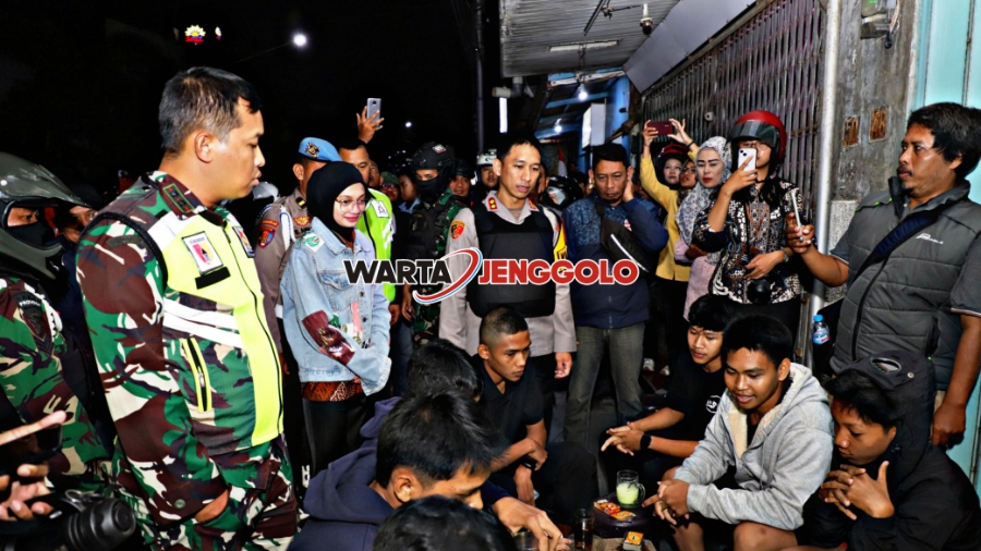 TNI-Polri bersama Forkopimda Kota Kediri melakukan patroli menjaga keamanan