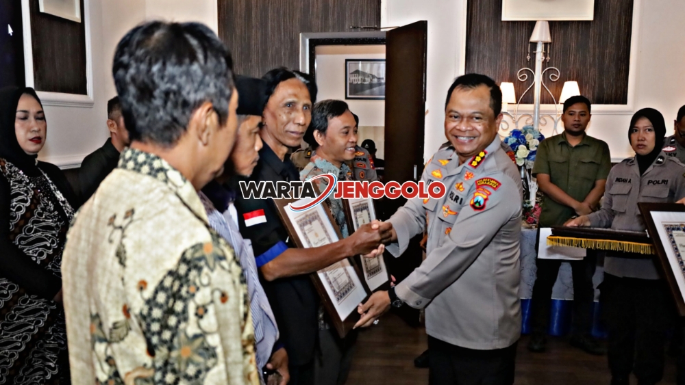 Kapolrestabes Surabaya memberikan apresiasi kepada Kapolsek Wonokromo