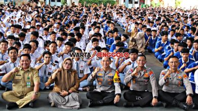 Kapolres Kediri Kota berfoto bersama pelajar SMK PGRI 1 Kediri usai penyuluhan kenakalan remaja