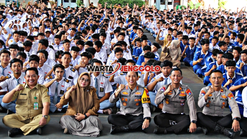 Kapolres Kediri Kota berfoto bersama pelajar SMK PGRI 1 Kediri usai penyuluhan kenakalan remaja
