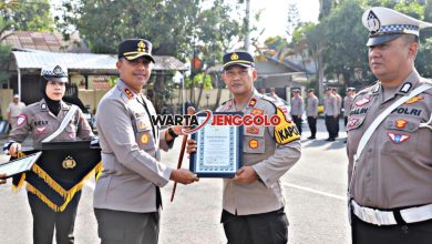 Kapolres Kediri memberikan penghargaan kepada personel berprestasi di Polres Kediri