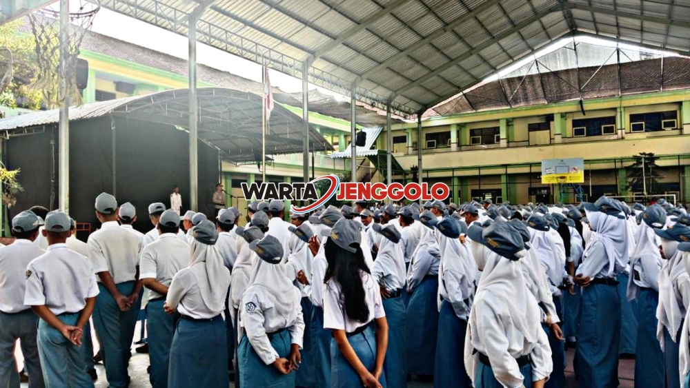 Pelajar SMAN 1 Pare mendengarkan penyuluhan Polres Kediri tentang bullying dan anarkisme