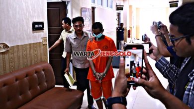 ersonel Polres Gresik saat mengamankan pelaku asusila terhadap anak di bawah umur