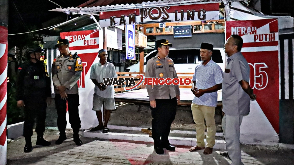 Kapolres Bojonegoro bersama warga dalam kegiatan Jogo Jatim untuk menghidupkan kembali siskamling demi menjaga keamanan lingkungan.