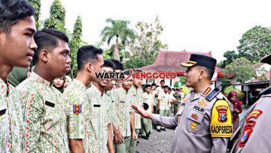 Polisi Polresta Banyuwangi memberi edukasi hukum kepada siswa dalam program Police Goes to School