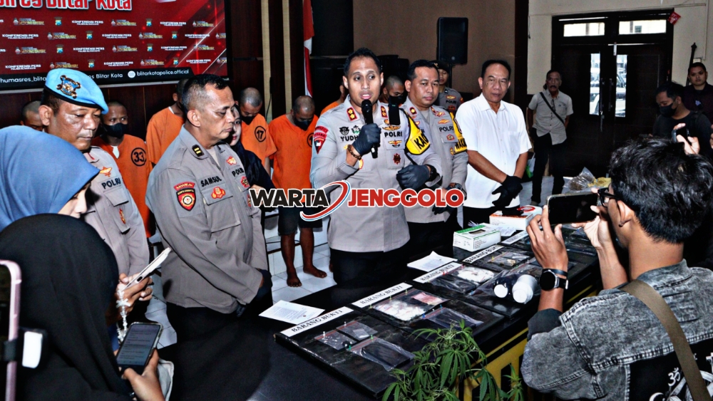Polisi Polres Blitar Kota menunjukkan ladang ganja yang berhasil dibongkar