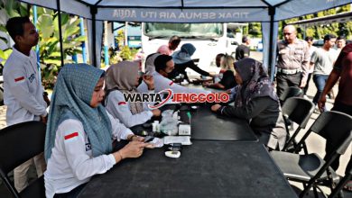Petugas Polres Jember memberikan pelayanan kesehatan gratis kepada warga