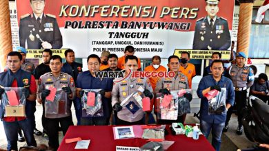 Polisi Polresta Banyuwangi menghadirkan barang bukti hasil curian