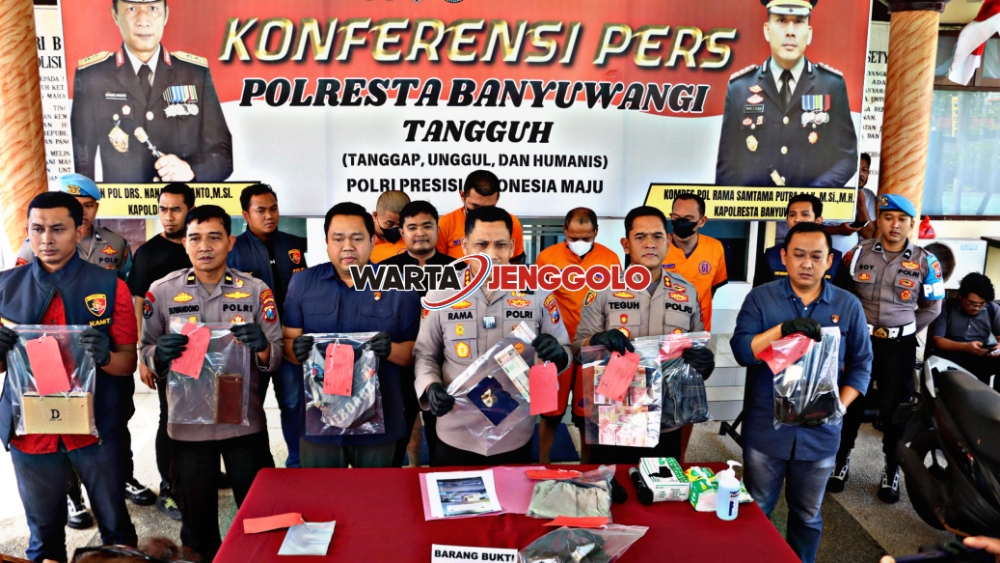 Polisi Polresta Banyuwangi menghadirkan barang bukti hasil curian