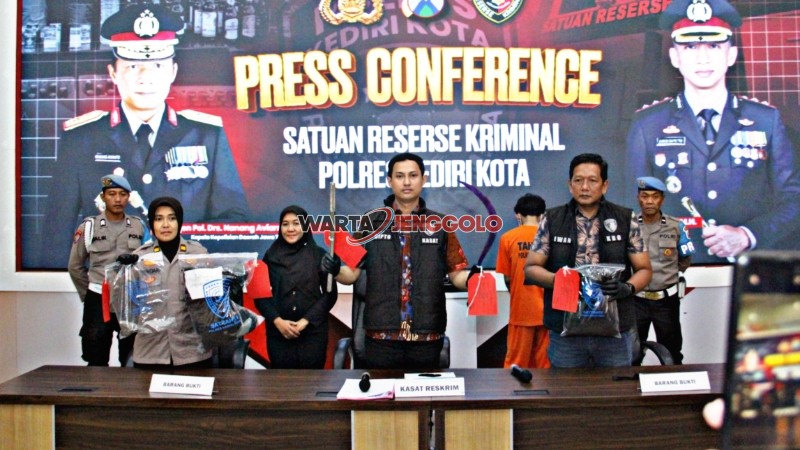 Kapolres Kediri Kota saat konferensi pers ungkap kasus pengeroyokan dan pembacokan
