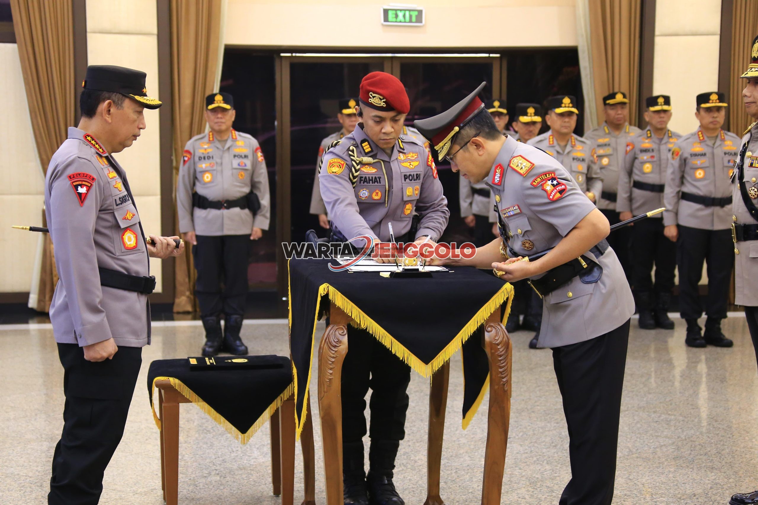 Kapolri menandatangani serah terima jabatan pejabat utama Polri di Mabes Polri”