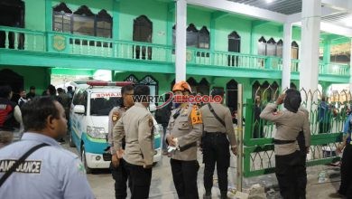 Personel Samapta Polresta Sidoarjo membantu evakuasi di Ponpes Al Khoziny