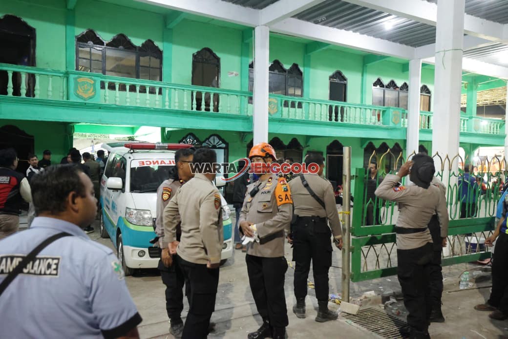 Personel Samapta Polresta Sidoarjo membantu evakuasi di Ponpes Al Khoziny