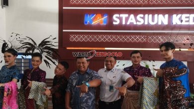 Fashion show Hari Batik Nasional di Stasiun Madiun oleh KAI Daop 7