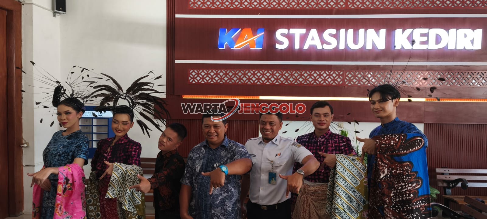 Fashion show Hari Batik Nasional di Stasiun Madiun oleh KAI Daop 7